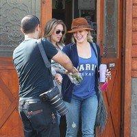 Pregnant Hilary Duff receives flowers from a paparazzo | Picture 88885